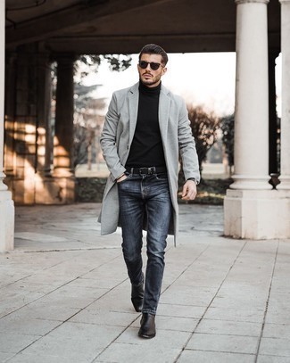 С чем носить серые джинсы в 20 лет мужчине в прохладную погоду: Серое длинное пальто выглядит прекрасно в тандеме с серыми джинсами. Любишь эксперименты? Дополни лук черными кожаными ботинками челси.