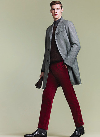 С чем носить темно-красный свитер мужчине в теплую погоду: Темно-красный свитер и темно-красные классические брюки помогут создать эффектный мужской образ. Теперь почему бы не привнести в этот образ на каждый день толику стильной строгости с помощью черных кожаных ботинок челси?