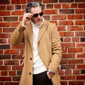 С чем носить серые часы за 50 лет мужчине в теплую погоду: Если ты ценишь комфорт и функциональность, светло-коричневое длинное пальто и серые часы — классный выбор для привлекательного повседневного мужского лука.