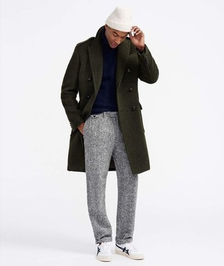 Модный лук: оливковое длинное пальто, темно-синяя водолазка, серые шерстяные классические брюки, белые низкие кеды