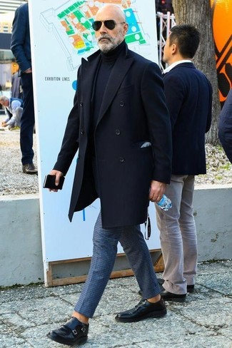 Какие классические брюки носить с черным длинным пальто за 50 лет в теплую погоду: Черное длинное пальто в сочетании с классическими брюками поможет составить незабываемый мужской лук. Тебе нравятся незаурядные сочетания? Можешь дополнить свой лук черными кожаными монками с двумя ремешками.