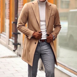 Как носить светло-коричневую водолазку с светло-коричневым длинным пальто в 30 лет в теплую погоду в деловом стиле: Ансамбль из светло-коричневого длинного пальто и светло-коричневой водолазки — великолепный пример современного городского стиля.
