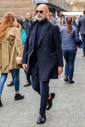 Какие классические брюки носить с черным длинным пальто за 50 лет в теплую погоду: Черное длинное пальто и классические брюки помогут создать утонченный мужской образ. Пара черных кожаных туфель дерби добавит образу легкости и динамичности.