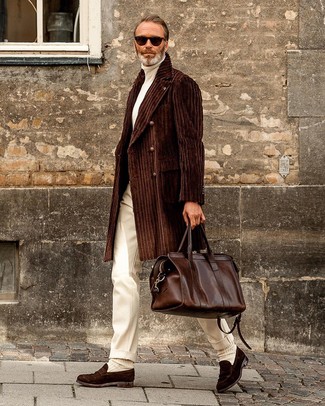 С чем носить темно-коричневое длинное пальто за 40 лет в теплую погоду в деловом стиле: Темно-коричневое длинное пальто в сочетании с белыми классическими брюками позволит создать стильный и привлекательный ансамбль. Чтобы привнести в образ чуточку авантюрности , на ноги можно надеть темно-коричневые замшевые лоферы.