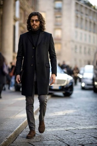 Как носить черное длинное пальто с темно-серыми классическими брюками осень: Комбо из черного длинного пальто и темно-серых классических брюк — олицетворение изысканного мужского стиля. Великолепно сюда подходят коричневые замшевые оксфорды. Это замечательный лук, который идеально подойдет для осенней погоды.
