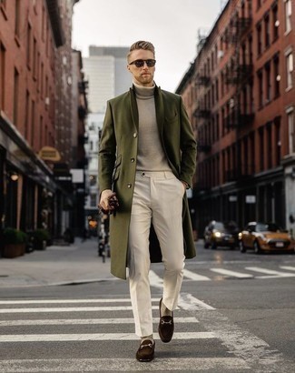 Как носить темно-зеленое длинное пальто с белыми классическими брюками в прохладную погоду: Несмотря на то, что этот лук выглядит довольно консервативно, сочетание темно-зеленого длинного пальто и белых классических брюк всегда будет выбором стильных мужчин, неизменно покоряя при этом сердца прекрасных дам. Создать стильный контраст с остальными вещами из этого лука помогут темно-коричневые замшевые лоферы.
