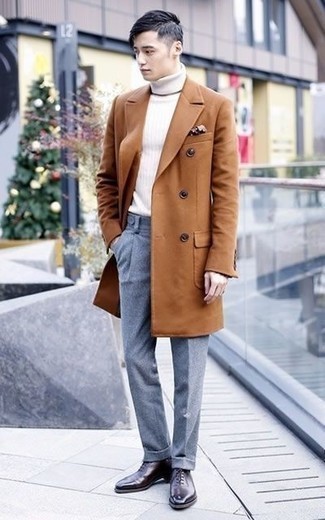 С чем носить темно-серые шерстяные классические брюки в 20 лет мужчине в прохладную погоду: Табачное длинное пальто в сочетании с темно-серыми шерстяными классическими брюками поможет составить модный и в то же время элегантный образ. Великолепно здесь смотрятся темно-пурпурные кожаные оксфорды.