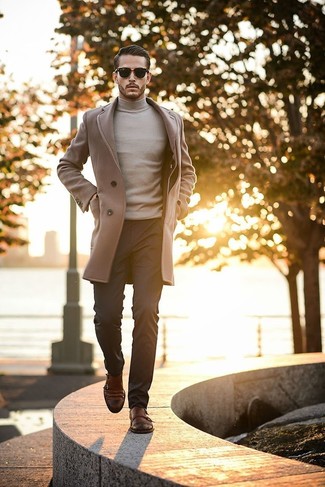 С чем носить темно-коричневые монки в холод: Комбо из коричневого длинного пальто и черных классических брюк позволит реализовать элегантный стиль. Создать эффектный контраст с остальными вещами из этого образа помогут темно-коричневые монки.