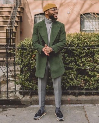 С чем носить темно-зеленое длинное пальто в прохладную погоду: Темно-зеленое длинное пальто и серые классические брюки — хороший образ для выхода в свет. Любишь смелые сочетания? Закончи свой лук темно-серыми кроссовками.