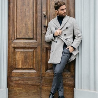 Какие монки носить с серыми классическими брюками в прохладную погоду: Серое длинное пальто и серые классические брюки — отличный лук для мероприятия в фешенебельном заведении. Закончив образ монками, можно привнести в него немного непринужденности.