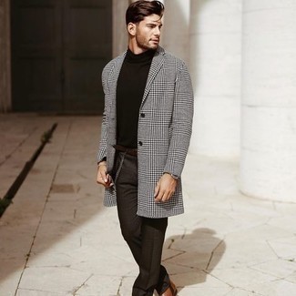 С чем носить классические брюки мужчине в холод: Комбо из серого длинного пальто в шотландскую клетку и классических брюк поможет создать стильный и мужественный образ. Если ты любишь поэкспериментировать, на ноги можно надеть табачные кожаные ботинки челси.