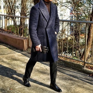 Какие классические брюки носить с черно-серебряными оксфордами в 30 лет в холод в деловом стиле: Несмотря на то, что этот образ кажется достаточно сдержанным, ансамбль из темно-синего длинного пальто и классических брюк всегда будет по вкусу стильным мужчинам, непременно покоряя при этом сердца барышень. Вместе с этим ансамблем удачно выглядят черно-серебряные оксфорды.