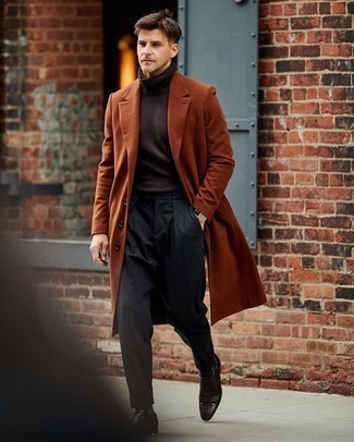 Какие водолазки носить с темно-коричневым длинным пальто в прохладную погоду в деловом стиле: Если ты принадлежишь к той категории мужчин, которые любят одеваться с иголочки, тебе подойдет тандем темно-коричневого длинного пальто и водолазки. Любители экспериментировать могут завершить образ темно-коричневыми кожаными туфлями дерби, тем самым добавив в него немного изысканности.