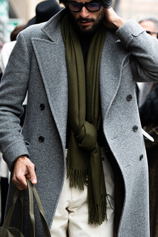 С чем носить оливковый шарф в 30 лет мужчине в холод: Ансамбль из серого длинного пальто с узором "в ёлочку" и оливкового шарфа - самый простой из возможных образов для активного уикенда.