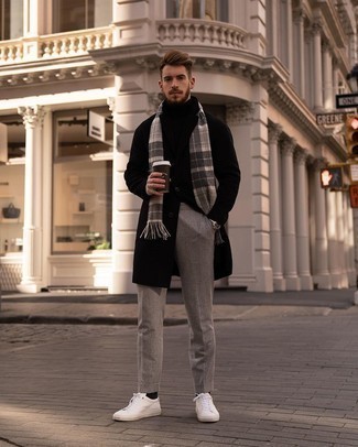 Как носить низкие кеды с классическими брюками мужчине в прохладную погоду: Черное длинное пальто и классические брюки — образец изысканного мужского стиля. Выбирая обувь, можно немного пофантазировать и завершить лук низкими кедами.