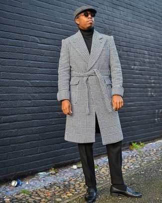 Какие длинные пальто носить с черными монками с двумя ремешками: Длинное пальто и черные классические брюки — хороший вариант для мероприятия в фешенебельном заведении. Поклонники смелых сочетаний могут завершить лук черными монками с двумя ремешками.