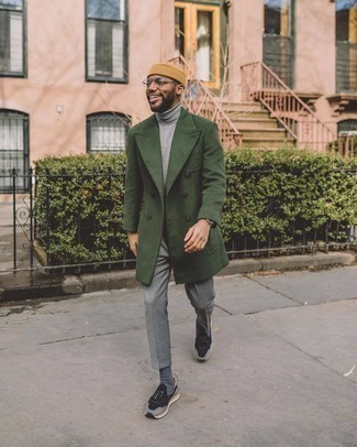 С чем носить светло-коричневую шапку мужчине: Сочетание темно-зеленого длинного пальто и светло-коричневой шапки - очень практично, и поэтому великолепно подходит для воплощения интересного повседневного стиля. Заверши ансамбль черными кроссовками, если не хочешь, чтобы он получился слишком претенциозным.