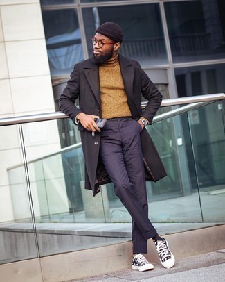 Как носить низкие кеды с классическими брюками мужчине в холод: Комбо из черного длинного пальто и классических брюк позволит составить запоминающийся мужской образ. Низкие кеды позволят сделать лук не таким официальным.