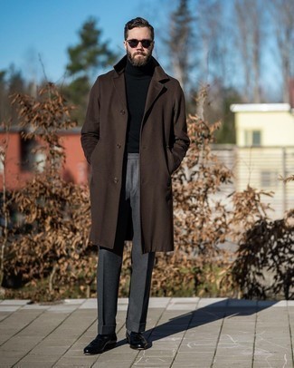Модный лук: темно-коричневое длинное пальто, черная водолазка, серые шерстяные классические брюки, черные кожаные лоферы с кисточками
