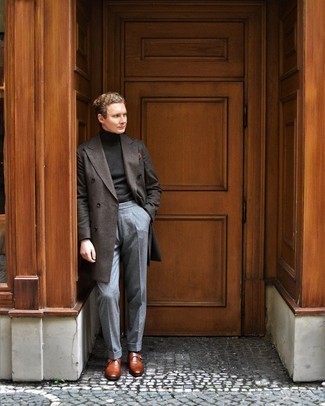 Какие монки носить с серыми классическими брюками в прохладную погоду в деловом стиле: Темно-коричневое длинное пальто в сочетании с серыми классическими брюками позволит воссоздать изысканный мужской стиль. Этот ансамбль органично завершат монки.