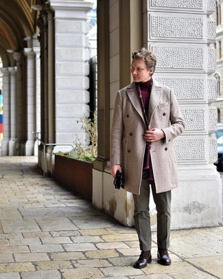 Какие длинные пальто носить с темно-красной водолазкой в 30 лет: Длинное пальто в сочетании с темно-красной водолазкой великолепно подходит для офиса. Темно-коричневые кожаные классические ботинки добавят ансамблю изысканности.
