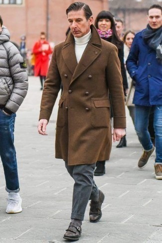 С чем носить темно-коричневые носки за 50 лет мужчине в прохладную погоду: Если день обещает быть суматошным, сочетание коричневого длинного пальто и темно-коричневых носков поможет создать комфортный образ в повседневном стиле. Любишь экспериментировать? Дополни образ темно-коричневыми кожаными монками.