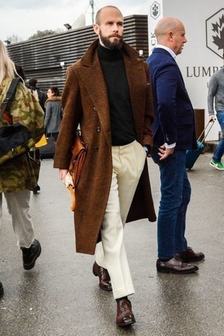 Какие длинные пальто носить с табачными оксфордами: Длинное пальто и белые классические брюки — замечательный пример элегантного стиля. Табачные оксфорды органично впишутся в образ.