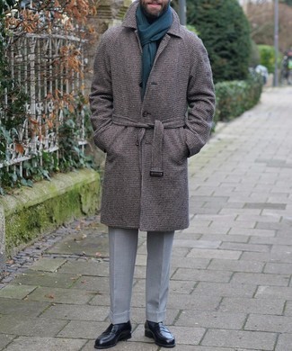 Как носить классические брюки с лоферами в 30 лет мужчине в прохладную погоду: Темно-коричневое длинное пальто с узором "гусиные лапки" и классические брюки позволят создать элегантный мужской образ. Лоферы — беспроигрышный вариант, чтобы дополнить образ.