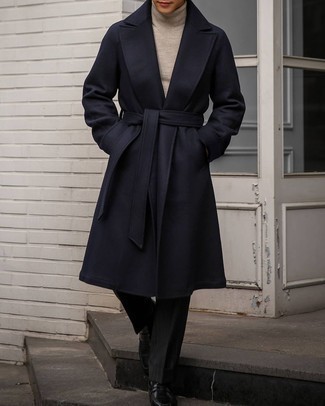 С чем носить черные классические брюки в вертикальную полоску мужчине: Темно-синее длинное пальто в паре с черными классическими брюками в вертикальную полоску поможет реализовать изысканный мужской стиль. В паре с этим образом стильно будут выглядеть черные кожаные лоферы.