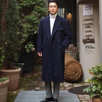 Модный лук: темно-синее длинное пальто, белая водолазка, серые шерстяные классические брюки, черные кожаные лоферы