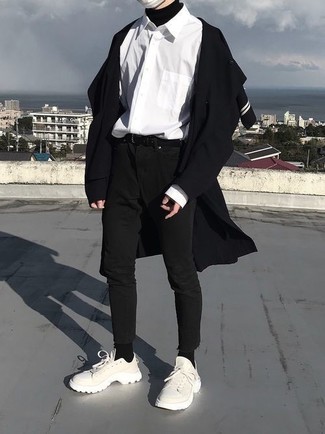 Модный лук: черное длинное пальто, черная водолазка, белая рубашка с длинным рукавом, черные зауженные джинсы