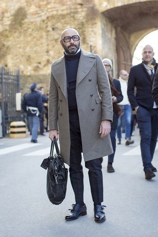 Как носить длинное пальто с монками с двумя ремешками за 40 лет в холод: Длинное пальто и темно-синие брюки чинос в шотландскую клетку — неотъемлемые вещи в гардеробе мужчин с превосходным вкусом в одежде. Почему бы не привнести в этот лук на каждый день толику стильной строгости с помощью монок с двумя ремешками?