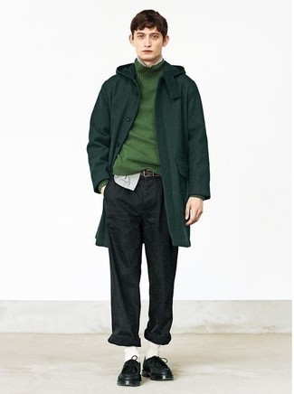 С чем носить зеленый свитер мужчине: Зеленый свитер и темно-серые шерстяные брюки чинос помогут создать нескучный и стильный образ. Если ты любишь применять в своих образах разные стили, на ноги можно надеть черные кожаные ботинки дезерты.