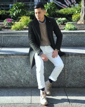 Как носить белые джинсы с синей рубашкой с длинным рукавом из шамбре в 20 лет мужчине зима: Сочетание синей рубашки с длинным рукавом из шамбре и белых джинсов позволит выглядеть модно, но при этом выразить твою индивидуальность. Любители модных экспериментов могут завершить образ бежевыми замшевыми повседневными ботинками, тем самым добавив в него толику изысканности. Подобный ансамбль будет в любимчиках у мужчин, которые часто мерзнут в зимний период.