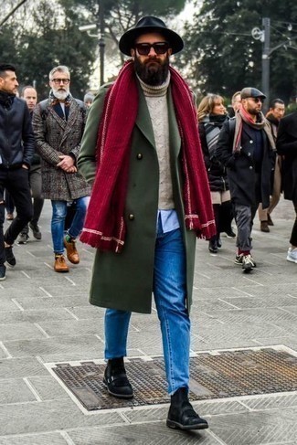 С чем носить темно-зеленое длинное пальто за 40 лет зима: Если ты принадлежишь к той немногочисленной группе мужчин, которые каждый день выглядят безукоризненно, тебе понравится ансамбль из темно-зеленого длинного пальто и синих джинсов. Этот лук получает свежее прочтение в тандеме с черными замшевыми ботинками челси. Такое сочетание одежды идеально подходит на холодное время года.