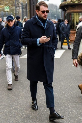 С чем носить синее длинное пальто в 30 лет: Лук из синего длинного пальто и темно-синих брюк чинос смотрится отменно, согласен? Хочешь привнести сюда немного строгости? Тогда в качестве обуви к этому образу, обрати внимание на темно-коричневые кожаные монки с двумя ремешками.