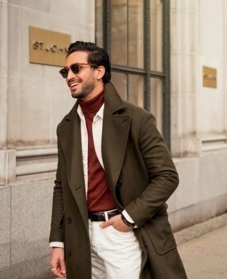 С чем носить оливковое длинное пальто: Оливковое длинное пальто в паре с белыми джинсами поможет выразить твою индивидуальность.
