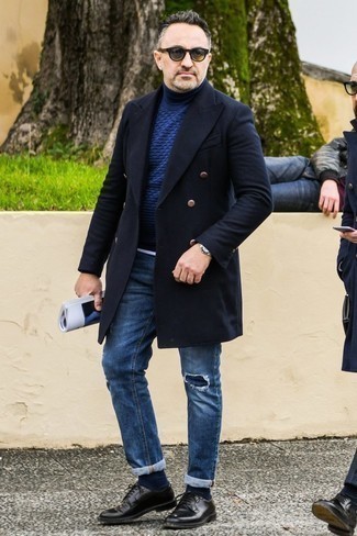 С чем носить черные туфли за 40 лет мужчине осень в стиле кэжуал: Если ты любишь смотреться модно, и при этом чувствовать себя комфортно и нескованно, тебе стоит опробировать это сочетание черного длинного пальто и темно-синих рваных джинсов. Любители модных экспериментов могут закончить ансамбль черными туфлями, тем самым добавив в него толику строгости. Яркий и стильный ансамбль — это то, что нужно в хмурую осеннюю погоду.
