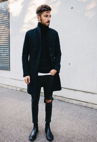 Как носить зауженные джинсы с длинным пальто в 20 лет осень в стиле кэжуал: Длинное пальто и зауженные джинсы будет превосходным вариантом для простого повседневного ансамбля. Хочешь сделать образ немного строже? Тогда в качестве дополнения к этому образу, стоит обратить внимание на черные кожаные ботинки челси. Модный осенний лук, подобный этому — один из самых быстрых способов поднять себе настроение и зарядиться энергией даже в прохладный осенний день.