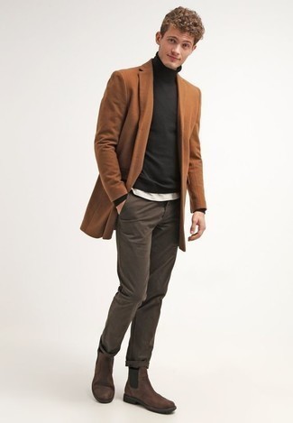 Модный лук: табачное длинное пальто, черная водолазка, белая футболка с круглым вырезом, темно-коричневые брюки чинос