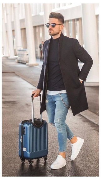 С чем носить синий чемодан мужчине: Темно-коричневое длинное пальто и синий чемодан — великолепная формула для создания привлекательного и практичного образа. Белые низкие кеды из плотной ткани станут прекрасным завершением твоего образа.