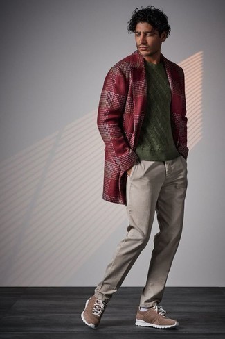 С чем носить оливковый свитер в 20 лет мужчине в холод: Оливковый свитер и серые брюки чинос — необходимые составляющие в гардеробе молодых людей с отменным вкусом в одежде. В паре с этим луком наиболее гармонично выглядят коричневые кроссовки.