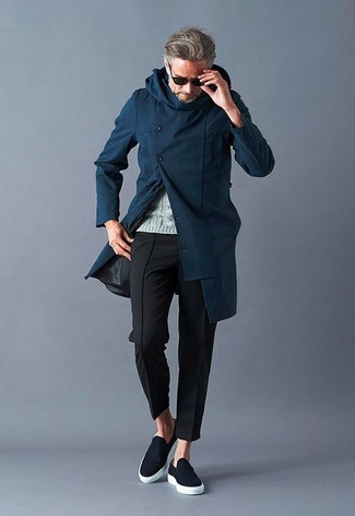 С чем носить темно-синее длинное пальто в холод в стиле смарт-кэжуал: Темно-синее длинное пальто и черные брюки чинос помогут составить гармоничный стильный лук. Тебе нравятся смелые сочетания? Дополни свой образ черными слипонами.