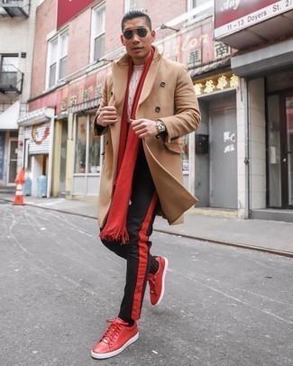С чем носить красные кеды мужчине: Лук из светло-коричневого длинного пальто и черных брюк чинос позволит выглядеть стильно, но при этом выразить твой индивидуальный стиль. Этот лук удачно закончат красные кеды.