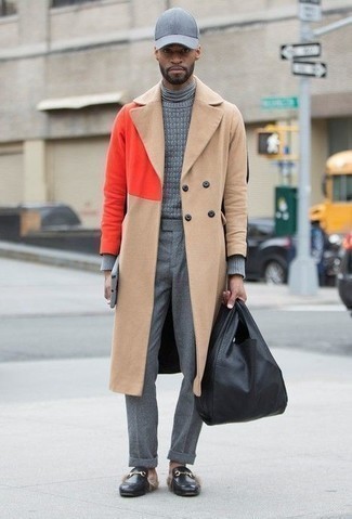 Модный лук: светло-коричневое длинное пальто, серый вязаный свитер, серая водолазка, серые шерстяные классические брюки