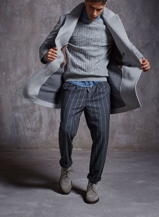 Какие джинсовые рубашки носить с серым вязаным свитером мужчине в холод в стиле смарт-кэжуал: Серый вязаный свитер и джинсовая рубашка — идеальный выбор, если ты хочешь создать раскованный, но в то же время стильный мужской образ. Хотел бы добавить сюда нотку классики? Тогда в качестве обуви к этому образу, обрати внимание на серые замшевые туфли дерби.