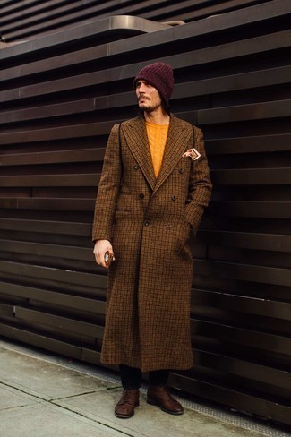 Модный лук: коричневое длинное пальто с узором "гусиные лапки", оранжевый вязаный свитер, черные джинсы, темно-коричневые кожаные повседневные ботинки