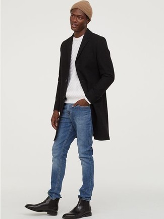 С чем носить синие джинсы мужчине: Любишь выглядеть престижно? Тогда ансамбль из черного длинного пальто и синих джинсов - это то, что тебе нужно. Опасаешься выглядеть слишком небрежно? Заверши этот лук черными кожаными ботинками челси.