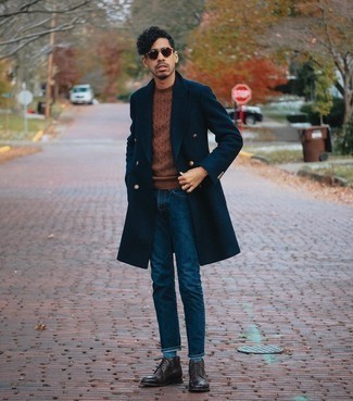 С чем носить темно-коричневые кожаные ботинки броги в холод: Комбо из темно-синего длинного пальто и темно-синих джинсов прекрасно подойдет для офиса. Темно-коричневые кожаные ботинки броги великолепно впишутся в образ.