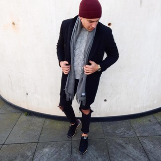 Как носить джинсы с вязаным свитером мужчине в холод: Сочетание вязаного свитера и джинсов - очень практично, и поэтому великолепно подойдет для воплощения привлекательного повседневного стиля. Вместе с этим образом органично будут смотреться черные низкие кеды.